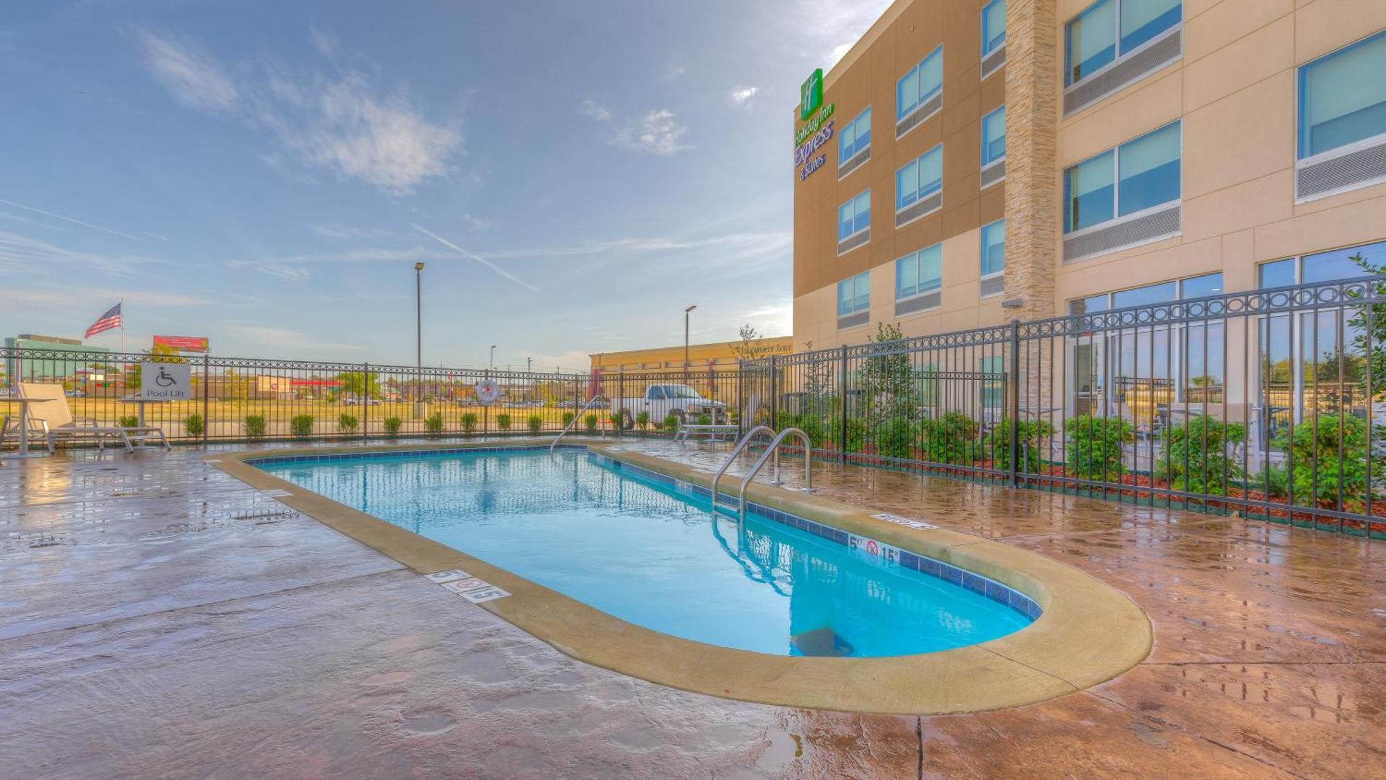 Holiday Inn Express & Suites Tulsa Midtown By Ihg Екстер'єр фото